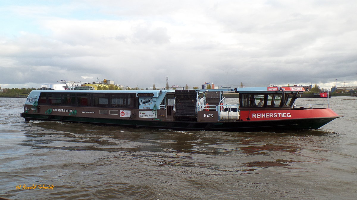 REIHERSTIEG (ENI 04811570) am 23.4.2017, – Musical-Werbung: Das Wunder von Bern - Hamburg, Elbe Höhe Landungsbrücken  /

Hafenfährschiff (Typ Flachschiff) / Lüa 27,2 m, B 7,8 m, Tg 1,6 m / 1 Diesel, Volvo Penta D13 500 MH, 321 kW (437 PS), 1 Festpropeller , Beckerruder, Hilfsantrieb: Volvo Penta D7 mit Schottel –Waterjet, J 57 RD, 177 kW (240 PS), als Querstrahlruder und 2. Antrieb (gesetzliche Vorschrift) für 7 kn in Höhe der Rampen verbaut / Eigner: HADAG, Hamburg / 
