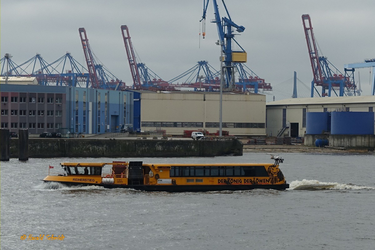 REIHERSTIEG (ENI 04811570) am 28.3.2022, Hamburg, Elbe Höhe St. Pauli /
Hafenfährschiff (Typ Flachschiff) / Lüa 27,2 m, B 7,8 m, Tg 1,6 m / 1 Diesel, Volvo Penta D13 500 MH, 321 kW (437 PS), 1 Festpropeller , Beckerruder, Hilfsantrieb: Volvo Penta D7 mit Schottel –Waterjet, J 57 RD, 177 kW (240 PS), als Querstrahlruder und 2. Antrieb (gesetzliche Vorschrift) für 7 kn in Höhe der Rampen verbaut / Eigner: HADAG, Hamburg / 
