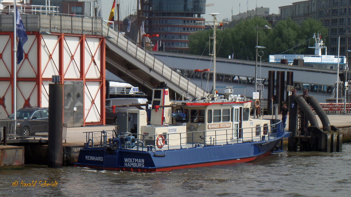 REINHARD WOLTMANN (ENI 05107690) im neuen HPA-Design am 23.5.2017, Hamburg, Elbe an der Überseebrücke /
Meßschiff / Lüa 20,44 m, B 5,08 m, Tg 1,7 m / 2 Diesel, ges. 318 kW (432 PS), 2 Schottelpropeller  / gebaut 1980 bei August Pahl, HH-Finkenwerder / Eigner: Hamburg Port Authority (HPA) /