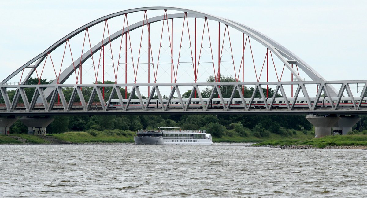 Reise-Kontrast pur am 08.06.2017 : Blick auf die Elbe v.d. B187 an der Lutherstadt Wittenberg auf das KFGS Elbe Princesse (01840744) welches zu Berg Richtung Meissen , Dresden und Prag fährt. Die Elbe überquert ein ICE aus Berlin kommend die Elbe Richtung Süden. Entschleunigtes gegen Temporeiches Reisen.   