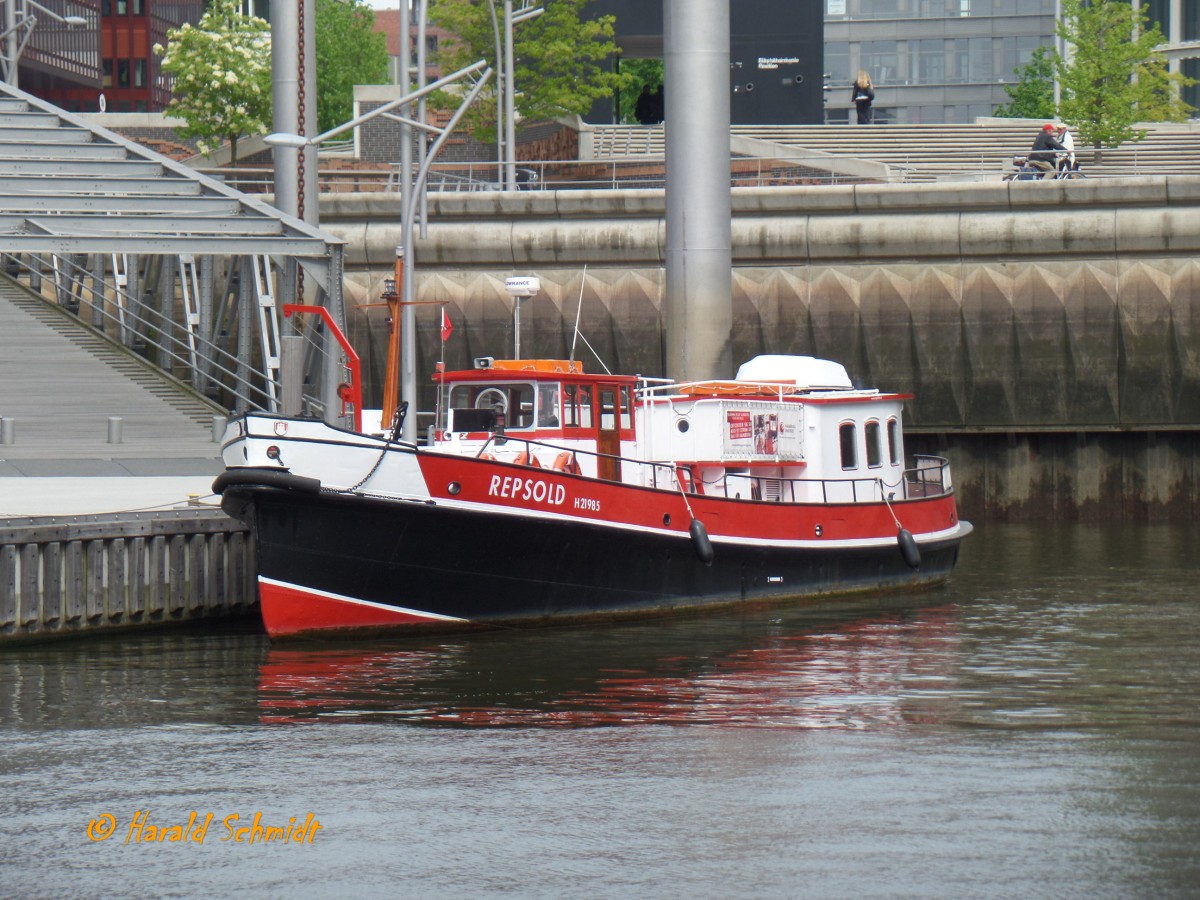 REPSOLD (H21985) 002 am 6.5.2014, Hamburg, Museumshafen Hafencity /
ex OBERSPRITZENMEISTER REPSOLD (1965),  Außerdienststellung 1984, weiter als Reserve- und Pumpboot / ex LÖSCHBOOT IX (1948-1965) / 1941 im Dienst der Kriegsmarine /
Ehem. Löschboot der Feuerwehr Hamburg / Lüa 19,0 m, B 4,1 m, Tg 1,5 m / 1941 bei August Pahl in Hamburg-Finkenwerder / 1987 privat, ''Eignergemeinschaft Feuerlöschboot'', Umbau /  2007 Liegeplatz im Museumshafen Hafencity /
