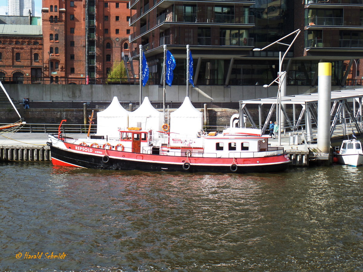 REPSOLD (H21985) 003 am 3.5.2016, Hamburg, Museumshafen Hafencity /

ex OBERSPRITZENMEISTER REPSOLD (1965),  Außerdienststellung 1984, weiter als Reserve- und Pumpboot / ex LÖSCHBOOT IX (1948-1965) / 1941 im Dienst der Kriegsmarine /
Ehem. Löschboot der Feuerwehr Hamburg / Lüa 19,0 m, B 4,1 m, Tg 1,5 m / 1941 bei August Pahl in Hamburg-Finkenwerder / 1987 privat, ''Eignergemeinschaft Feuerlöschboot'', Umbau /  2007 Liegeplatz im Museumshafen Hafencity /
