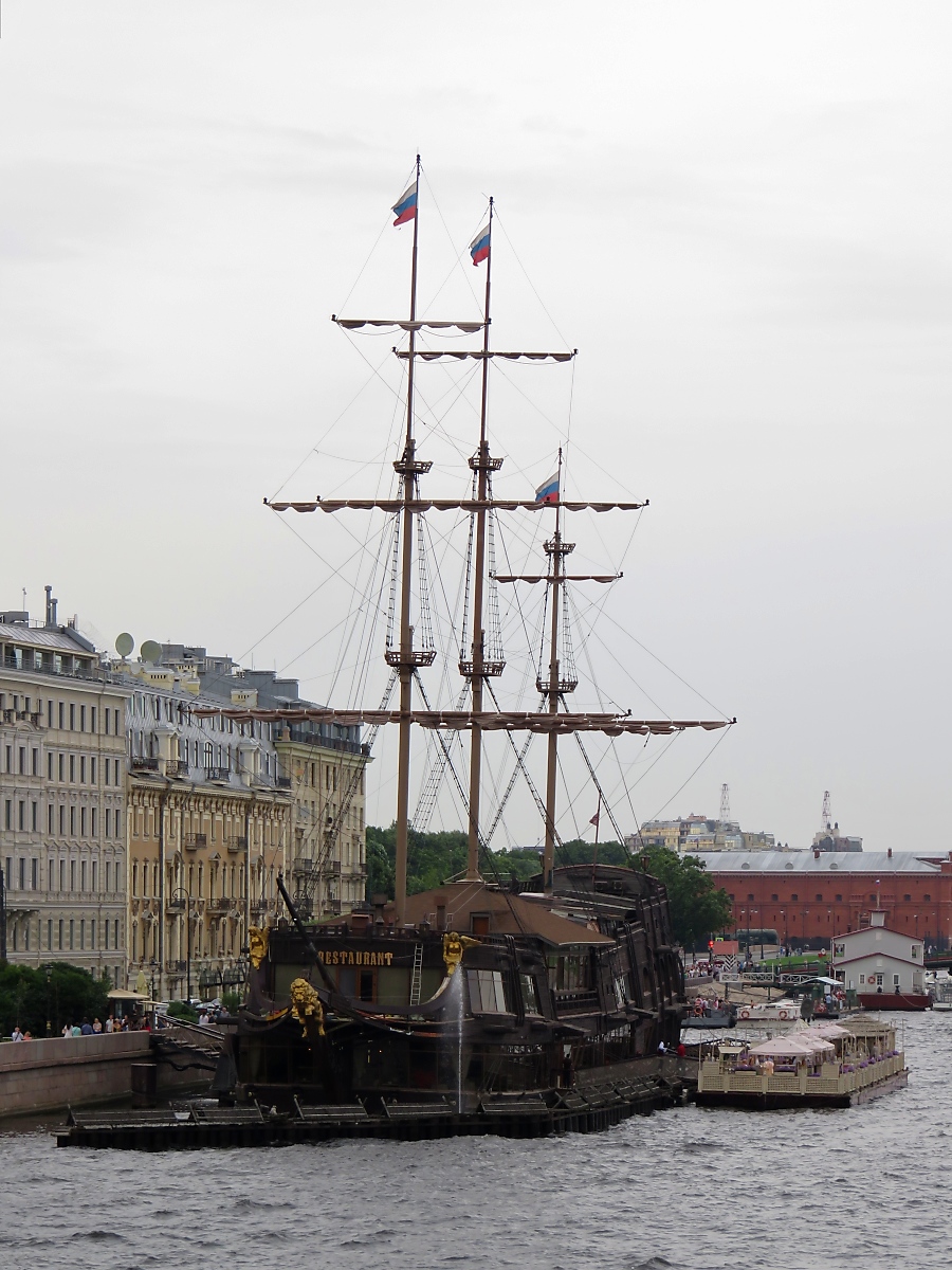 Restaurant-Schiff  Flying Dutchman  (летучий голландец) in St. Petersburg, 12.8.17