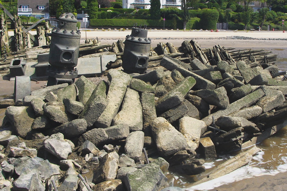 Reste vom Wrack des Frachtschiffs POLSTJERNAN; Aufnahmeort: Elbe/Hamburg-Blankenese, Deutschland. 
Am 20. Oktober 1926 war die POLSTJERNAN mit einer Ladung Holz auf dem Weg von Finnland nach England, als im Nord-Ostsee-Kanal die Maschine explodierte und das Schiff Feuer fing. Um den Betrieb des Kanals als wichtige Wasserstra�e nicht zu st�ren, wurde das Schiff durch die Schleusen in Brunsb�ttel zur Elbm�ndung und weiter zum Sitz des Bergungsunternehmens in Hamburg-Blankenese geschleppt,  wo es seit dem 27. Oktober 1926 liegt. Zun�chst wurde es mit Steinen und 1947 dann mit U-Boot-Schrott beschwert.
