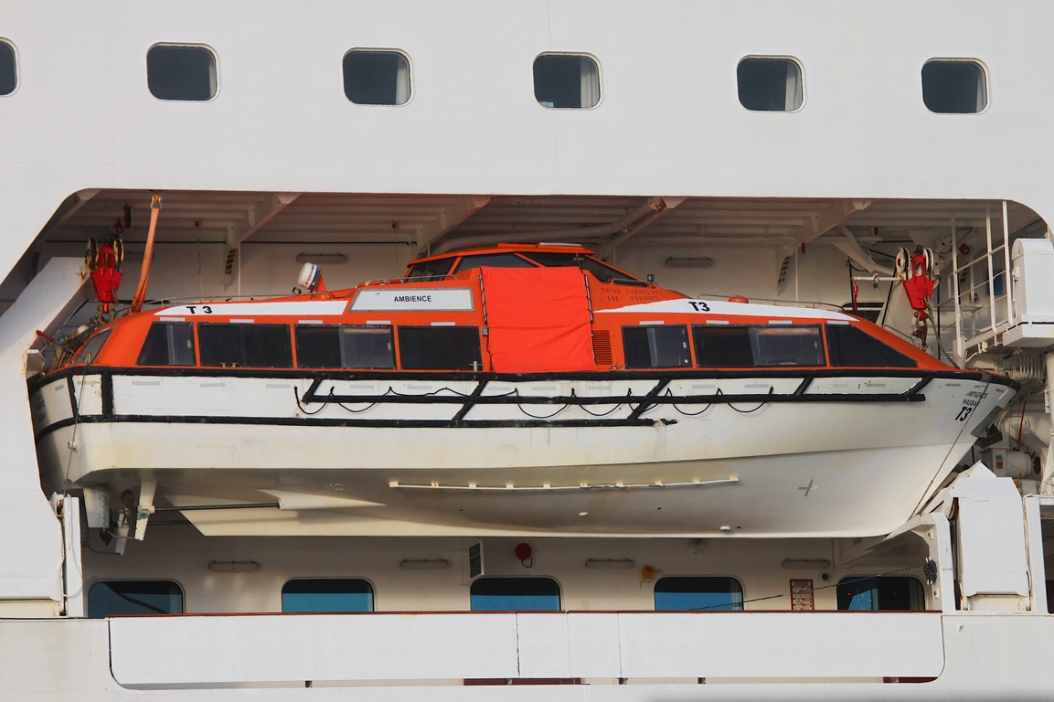 Rettungs- und Beiboot T3 des Kreuzfahrtschiffs AMBIENCE; Datum: 01.12.2025; Aufnahmeort: Elbe/Hafen Hamburg, Deutschland.