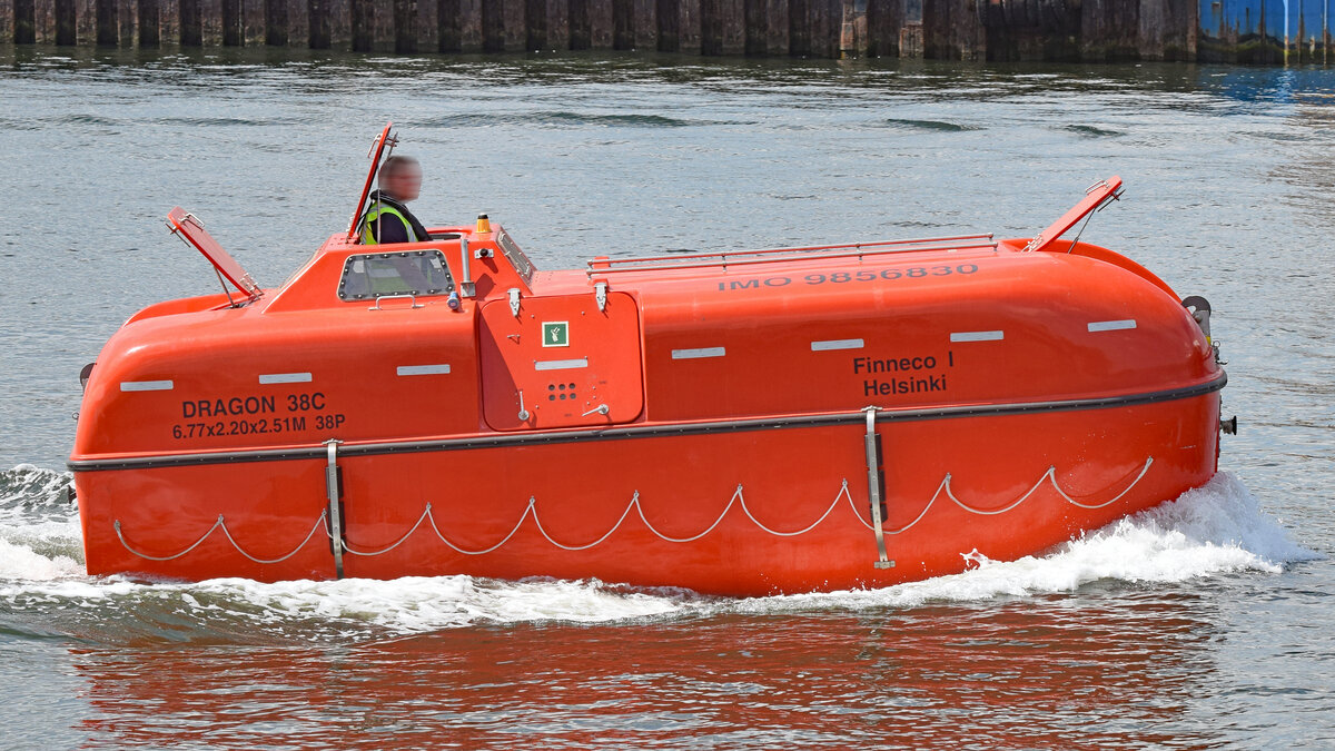 Rettungsboot von der Finnlines-Fähre FINNECO I am 26.06.2022 im Hafen von Lübeck-Travemünde
