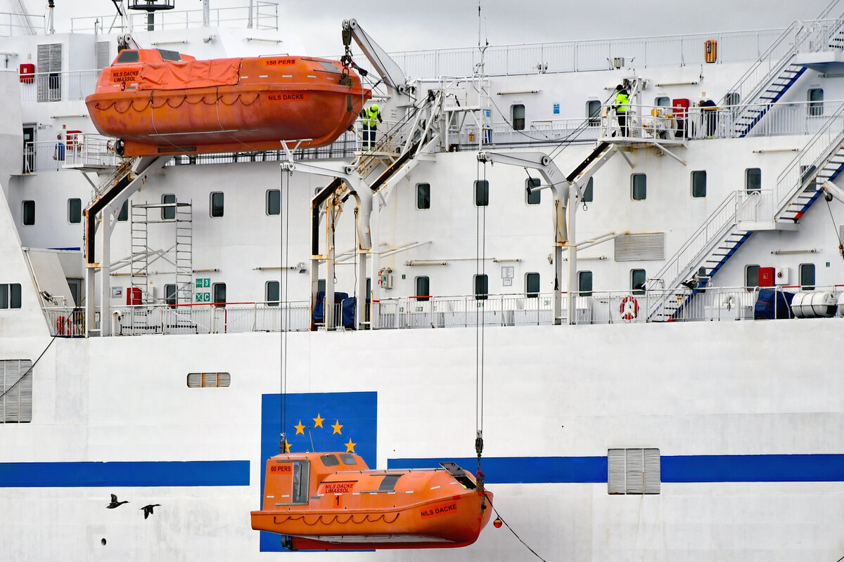 Rettungsboote von der NILS DACKE (IMO 9087465, TT-Line) am 05.03.2023 im Hafen von Lübeck-Travemünde