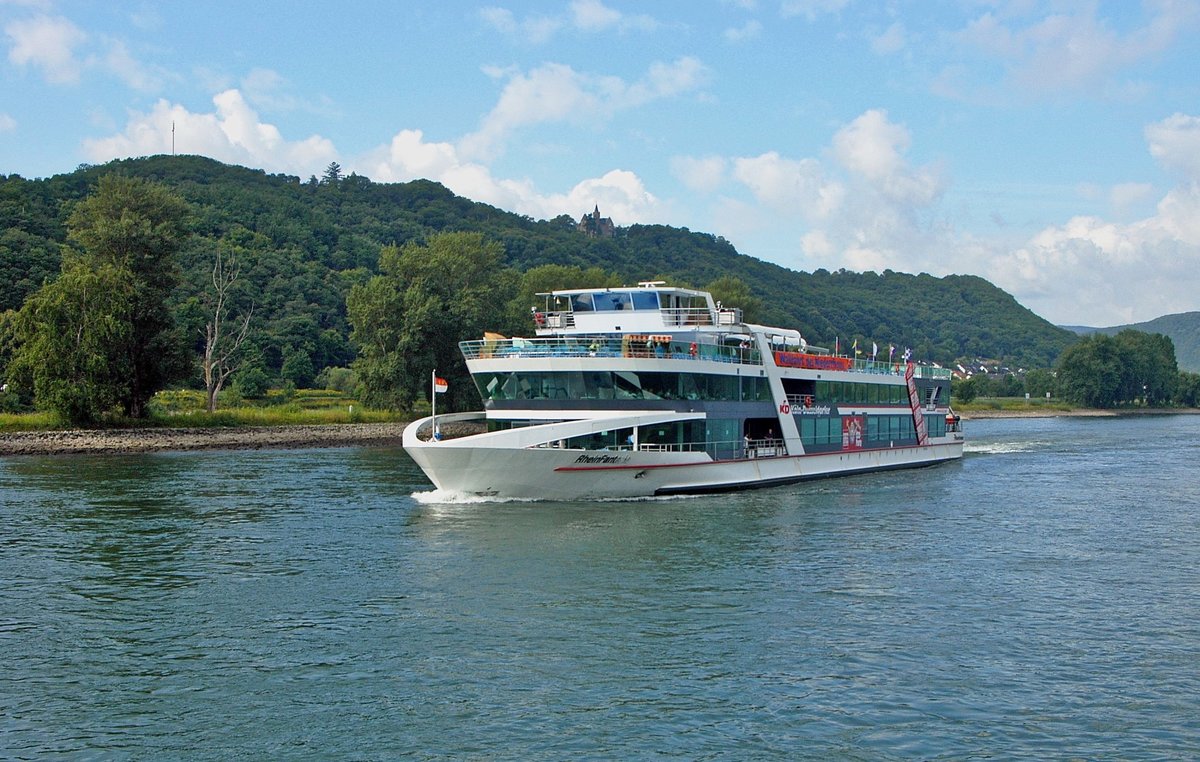 RHEIN FANTASIE (Fahrgastschiff, Deutschland, ENI: 04809380) der Reederei Kln-Dsseldorfer Deutsche Rheinschifffahrt (KD) rheinabwrts (Nhe Osterspai, von Bord der GOETHE, 16.08.2012).