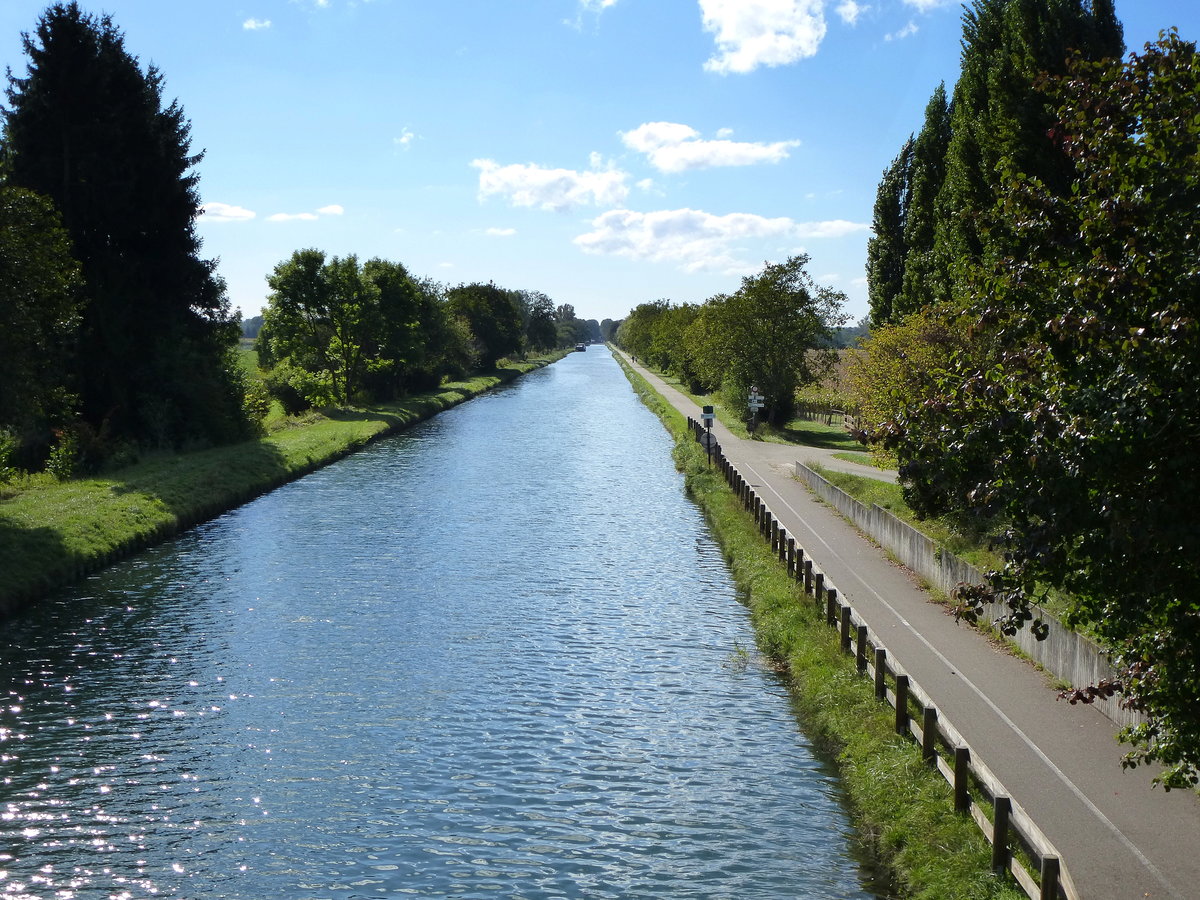 Rhein-Rhone-Kanal, Blick von der Straenbrcke in Plobsheim/Elsa auf den schiffbaren Teil, der von Straburg bis Rheinau (Rhinau)verluft, Okt.2016