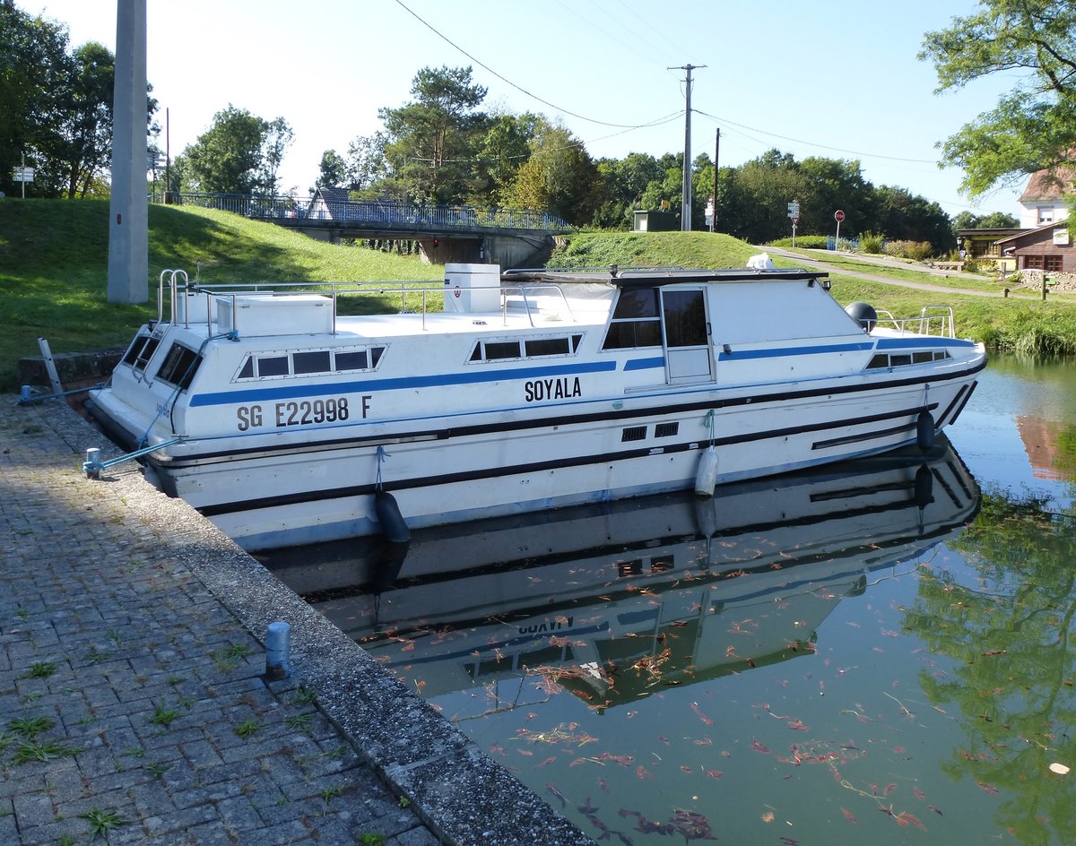 Rhein-Rhone-Kanal, Hausboot am Anleger bei Boofzheim/Elsaß, Sept.2016