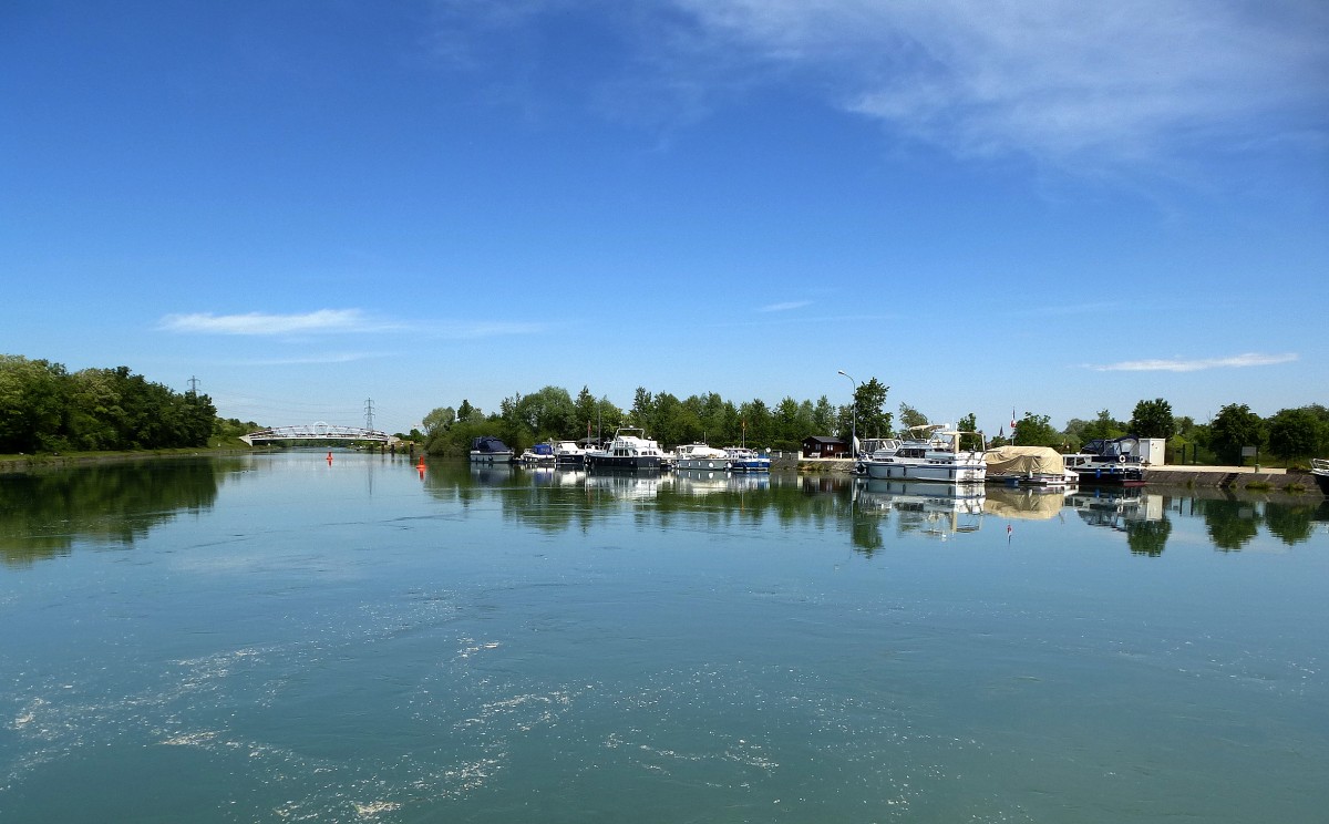 Rhein-Rhone-Kanal, kleiner Bootshafen bei Niffer im Sdelsa, Mai 2014