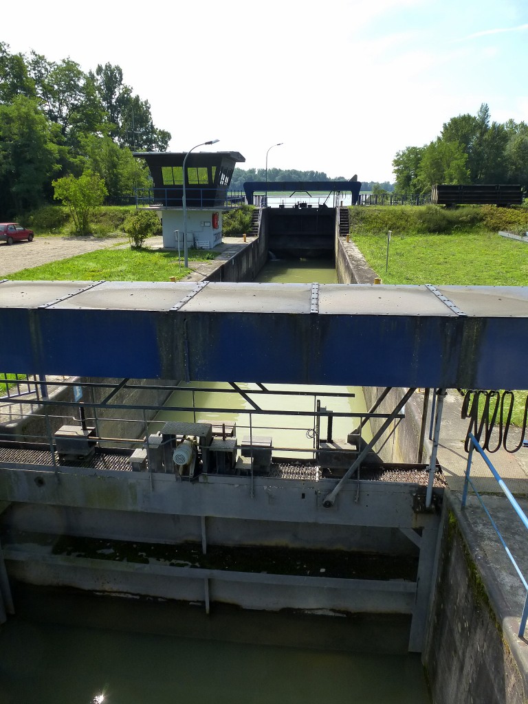 Rhein-Rhone-Kanal, die Schleuse zum Rhein bei Rheinau(Rhinau)/Elsa, Aug.2014