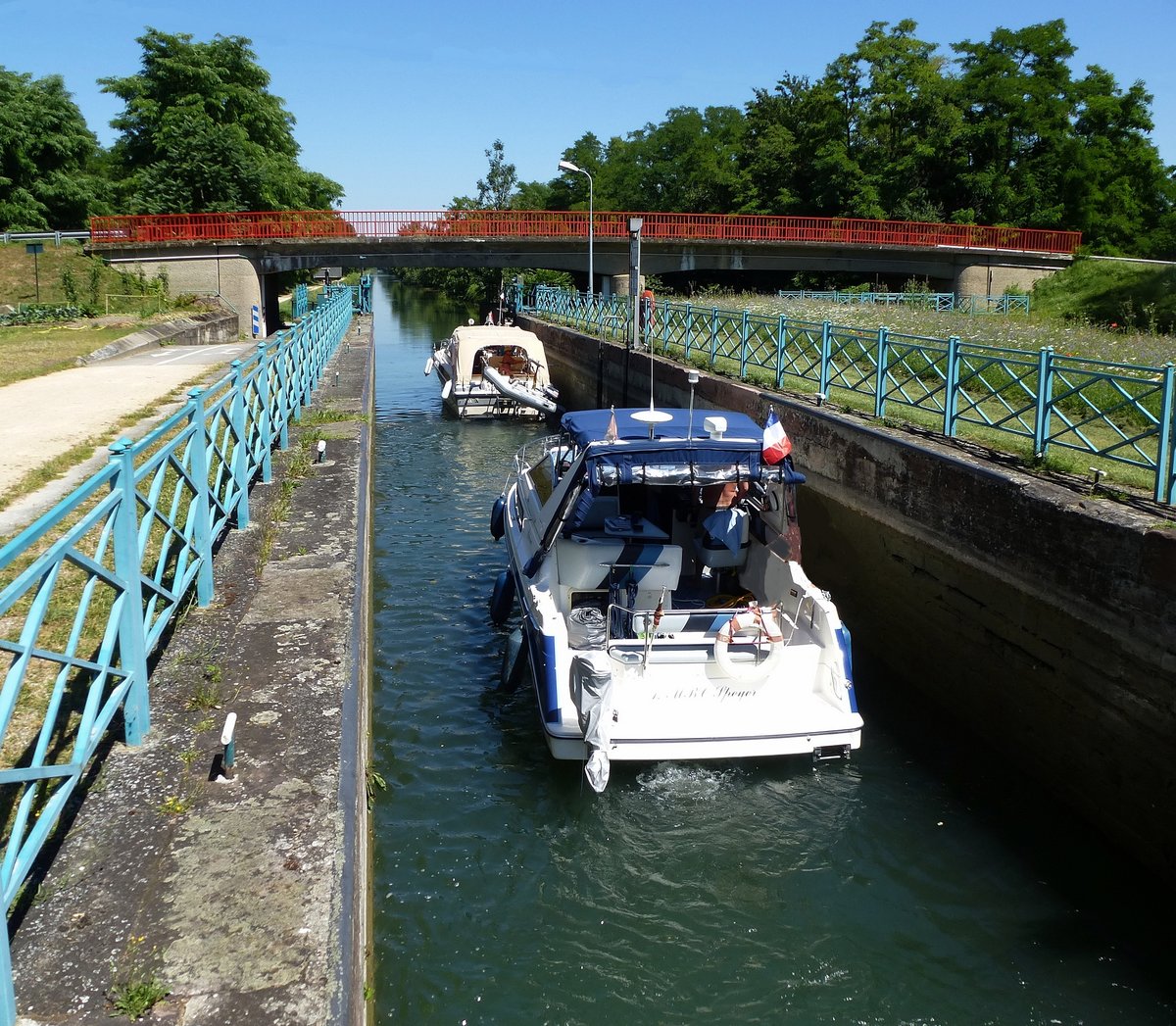 Rhein-Rhone-Kanal, zwei Hausboote verlassen die Schleuse Nr.63 bei Baltzenheim im Elsa, Juli 2016