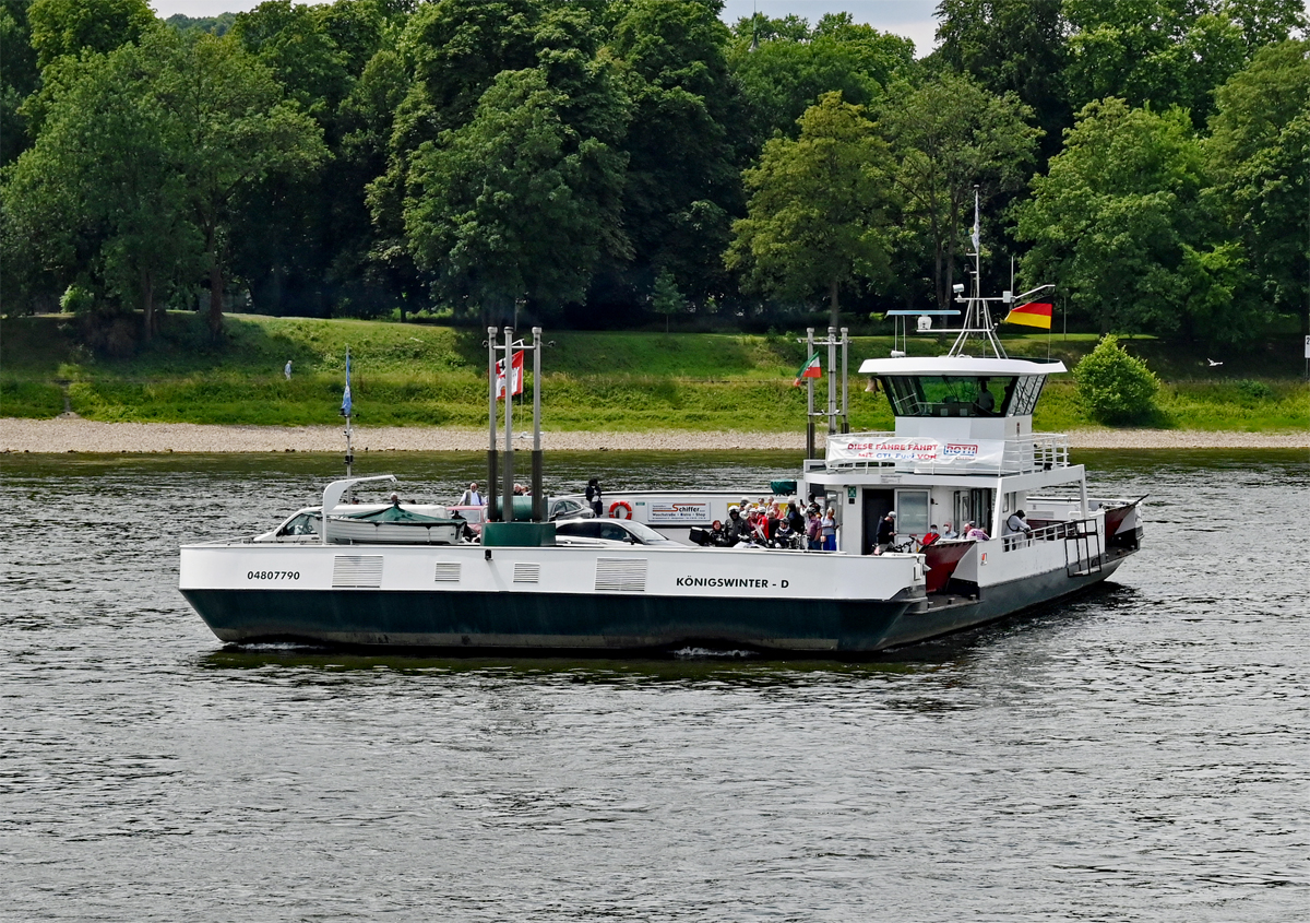 Rheinfähre KÖNIGSWINTER kurz vor`m Anlegen in Königswinter - 06.07.2022