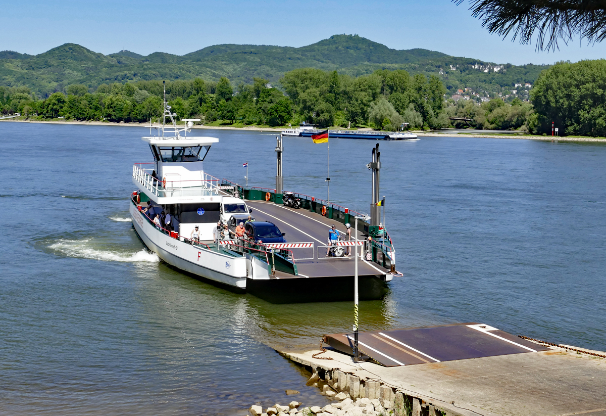 Rheinfähre  Siebengebirge  am Anleger Rolandseck - 27.05.2017