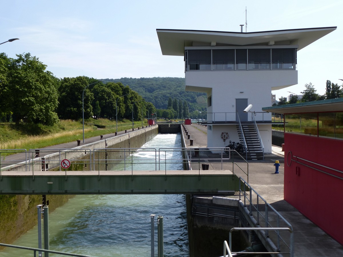 Rheinschleuse Nord in Birsfelden bei Basel, erffnet 1954, nutzbare Lnge 180m, Breite 12m, Hubhhe 8m, Juni 2015 