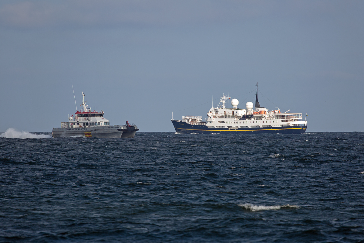 RHOSNEIGER BAY (IMO 9778028) und SERENISSIMA (IMO 5142657) ein ehm. Postschiff der HURTIGRUTEN vor der Insel Rügen. - 02.09.2018