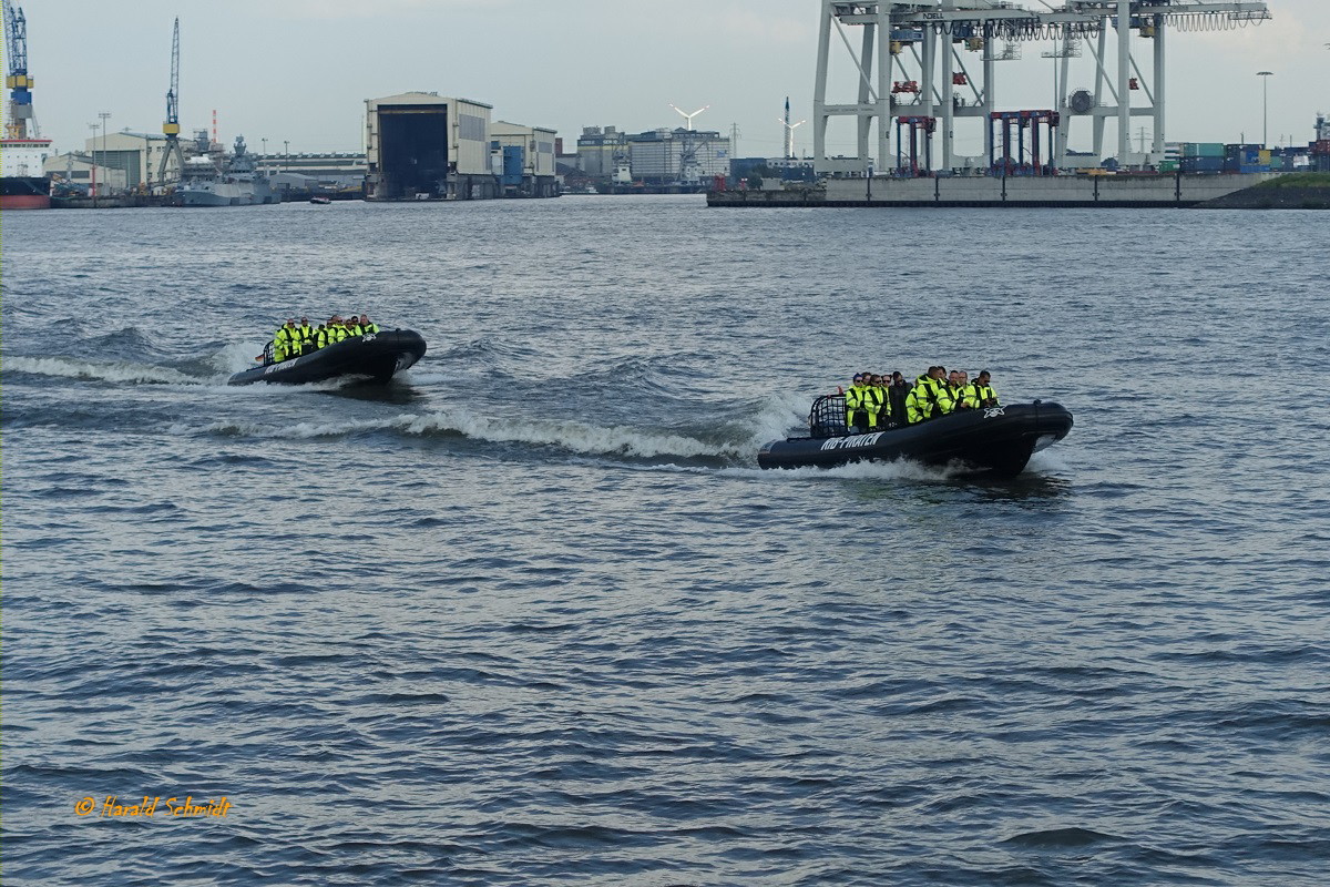 RIB PIRATEN am 17.6.2023, Hamburg, Elbe Höhe Altona  / 
Leichte Festrumpfschlauchboote für Offshoreinsätze, hier Einsatz zur Bespaßung auf der Elbe, bis 300 PS, bis 90 km/h /
