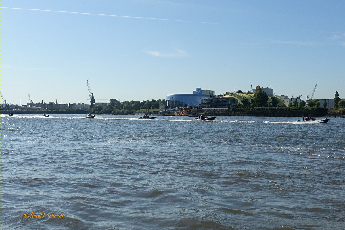 RIB PIRATEN am 9.8.2022, Hamburg, Elbe vor den Landungsbrücken / 
Leichte Festrumpfschlauchboote für Offshoreinsätze, hier Einsatz zur Bespaßung auf der Elbe, bis 300 PS, bis 90 km/h /
