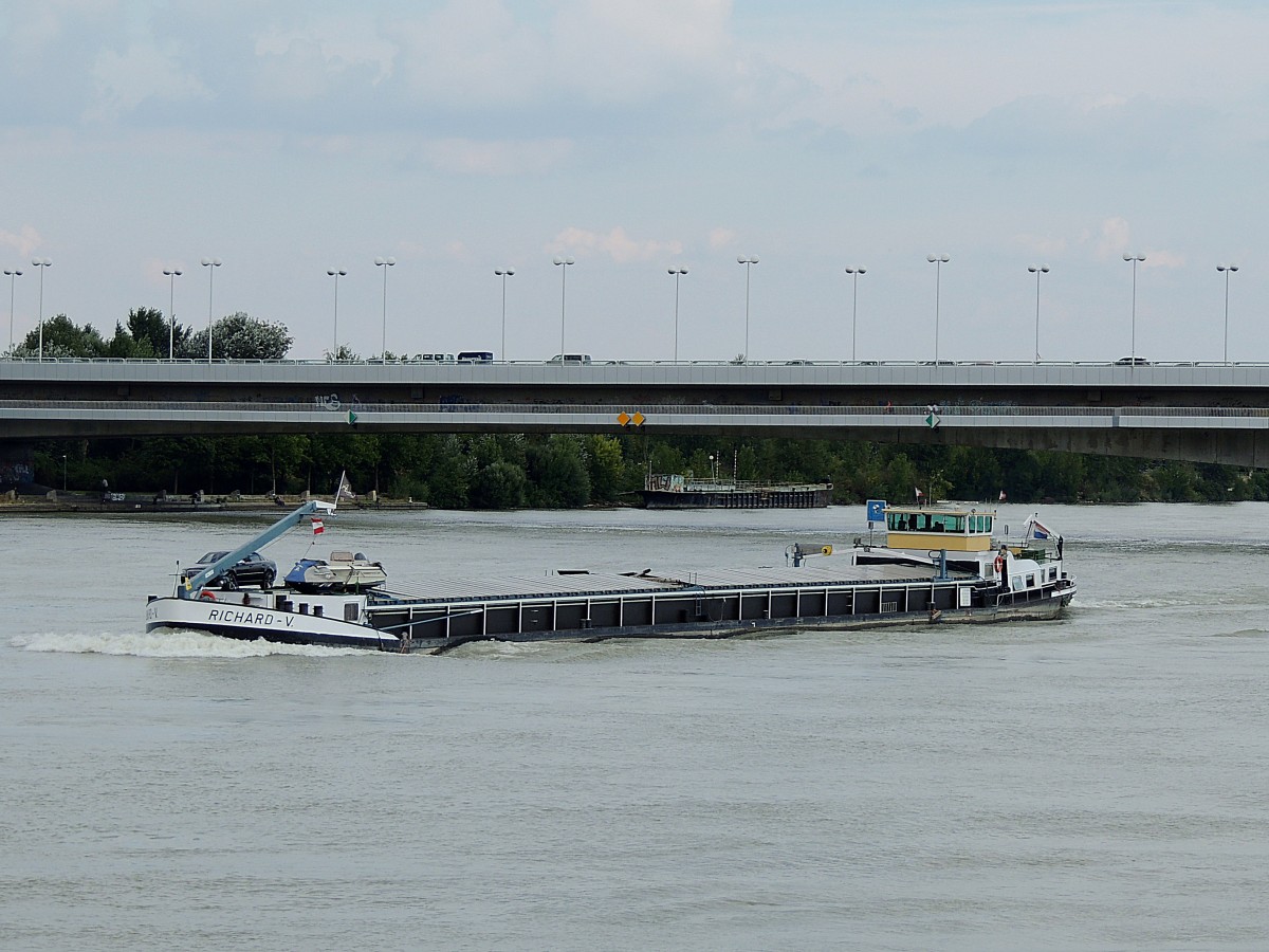 RICHARD-V(2316105; L=83; B=8,4mtr.; 1155t; 810PS; Bj.1925)hat Donauaufwärts die Reichsbrücke bei Wien passiert; 130829