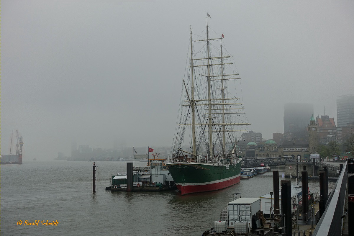 RICKMER RICKMERS am 11.11.2020, ein neblig, trüber, grauer Tag, Karnevalsanfang und Coronaeinschränkungen,  Hamburg, Elbe, Liegeplatz Fiete Schmidt Anleger /
Ex-Namen: RICKMER RICKMERS > 1912, MAX > 1916, FLORES > 1924, SAGRAS > 1962, SANTO ANDRÉ >1983 /
Bark (Museumsschiff) / BRT 2.007, Tragfähigkeit 3.060tdw / Lüa 97 m, B 12,19 m, Tg 6 m / gebaut 1896 bei Rickmer Clasen Rickmers, Bremerhaven /
