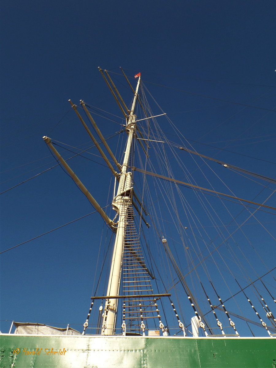 RICKMER RICKMERS am 14.2.2018, vorderer Mast, Elbe, Liegeplatz Fiete Schmidt Anleger /
Ex-Namen: RICKMER RICKMERS > 1912, MAX > 1916, FLORES > 1924, SAGRAS > 1962, SANTO ANDRÉ >1983 /
Bark (Museumsschiff) / BRT 2.007, Tragfähigkeit 3.060tdw / Lüa 97 m, B 12,19 m, Tg 6 m / gebaut 1896 bei Rickmer Clasen Rickmers, Bremerhaven /
