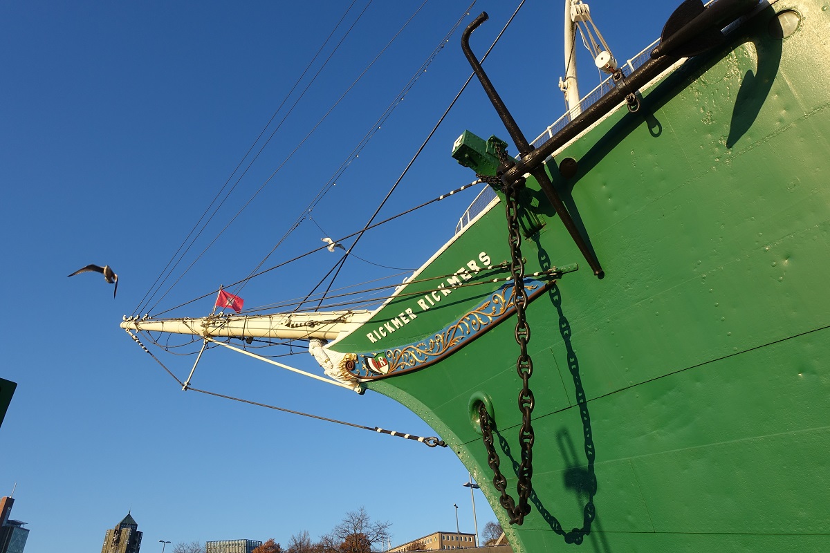 RICKMER RICKMERS am 17.12.2022, Bugpartie, Hamburg, Elbe, Liegeplatz Fiete Schmidt Anleger /
Ex-Namen: RICKMER RICKMERS > 1912, MAX > 1916, FLORES > 1924, SAGRAS > 1962, SANTO ANDRÉ >1983 /
Bark (Museumsschiff) / BRT 2.007, Tragfähigkeit 3.060tdw / Lüa 97 m, B 12,19 m, Tg 6 m / gebaut 1896 bei Rickmer Clasen Rickmers, Bremerhaven /
