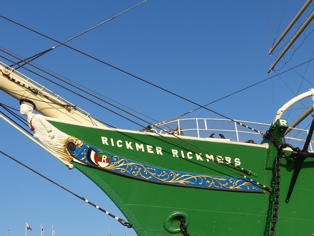 RICKMER RICKMERS am 26.2.2019, Namenszug und Gallionsfigur, Hamburg, Elbe, Liegeplatz Fiete Schmidt Anleger /
Ex-Namen: RICKMER RICKMERS > 1912, MAX > 1916, FLORES > 1924, SAGRAS > 1962, SANTO ANDRÉ >1983 /
Bark (Museumsschiff) / BRT 2.007, Tragfähigkeit 3.060tdw / Lüa 97 m, B 12,19 m, Tg 6 m / gebaut 1896 bei Rickmer Clasen Rickmers, Bremerhaven /
