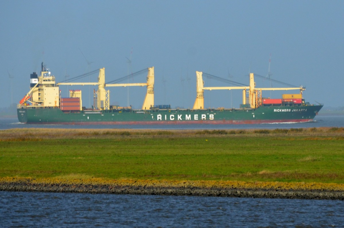 RICKMERS JAKARTA ,General Cargo , IMO 9292010 , Baujahr 2003 , 193 x 27.8m , am 23.10.2015 zwischen Cuxhave und Brunsbüttel