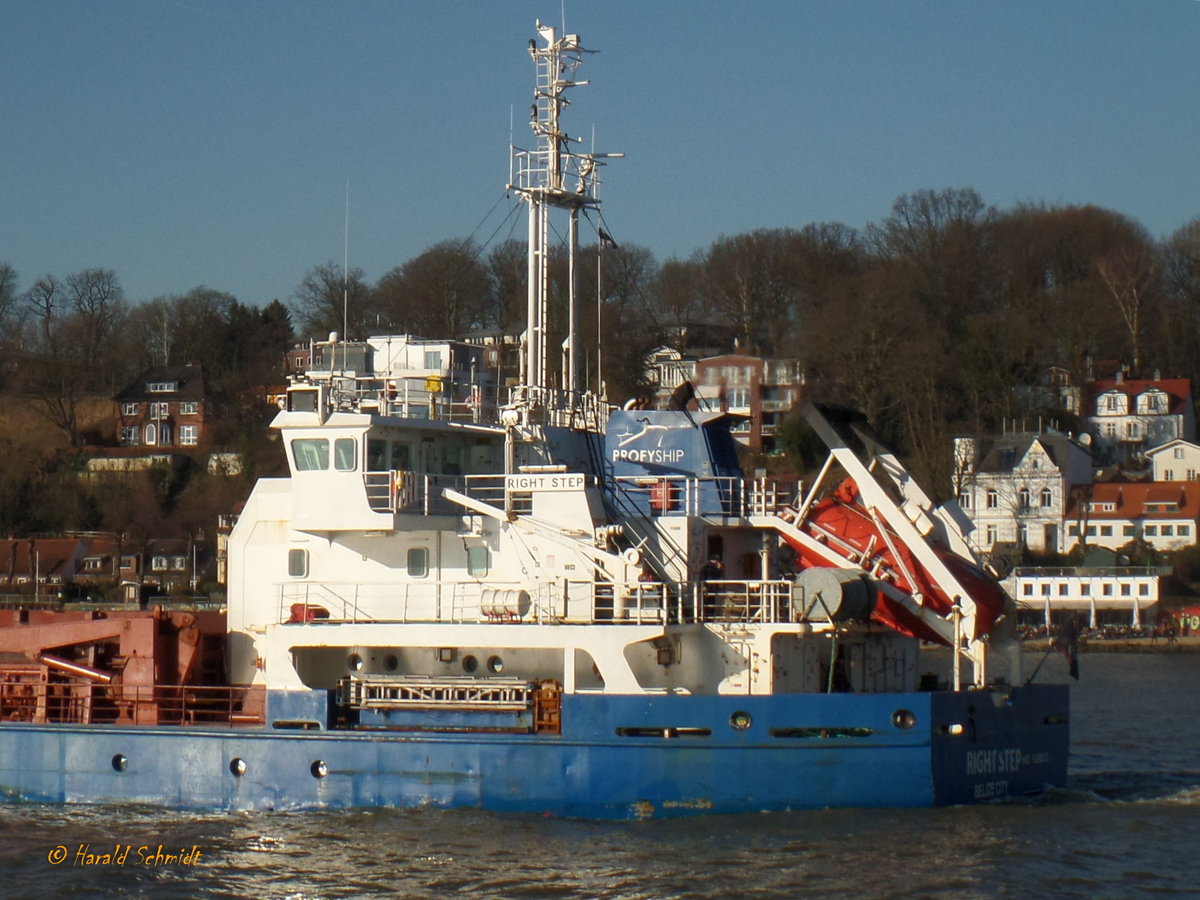 RIGHT STEP (IMO 9128013) - Heckpartie und Schornsteinmarke - am 14.2.2018, Hamburg auslaufend, Elbe Höhe Övelgönne /
Ex-Name: WORONESH (bis 08.2008) > DON 2 BBB (bis 03.2012) > DON 2 (bis 04.2015) > LISA (bis 12.2016) /
Mehrzweckschiff / BRZ 3796 / Lüa 100,7 m, B 16,2 m, Tg 5 m / 1 Diesel, 1821 kW (2477 PS), 11,5 kn / 200 TEU / Flagge: Belize, Heimathafen: Belize City / Eigner+Manager: Schiff Trade House LTD / gebaut 1996 bei Cassen, Emden  /
