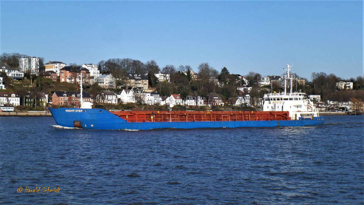 RIGHT STEP (IMO 9128013) am 14.2.2018, Hamburg auslaufend, Elbe Höhe Övelgönne /
Ex-Name: WORONESH (bis 08.2008) > DON 2 BBB (bis 03.2012) > DON 2 (bis 04.2015) > LISA (bis 12.2016) /
Mehrzweckschiff / BRZ 3796 / Lüa 100,7 m, B 16,2 m, Tg 5 m / 1 Diesel, 1821 kW (2477 PS), 11,5 kn / 200 TEU / Flagge: Belize, Heimathafen: Belize City / Eigner+Manager: Schiff Trade House LTD / gebaut 1996 bei Cassen, Emden  /
