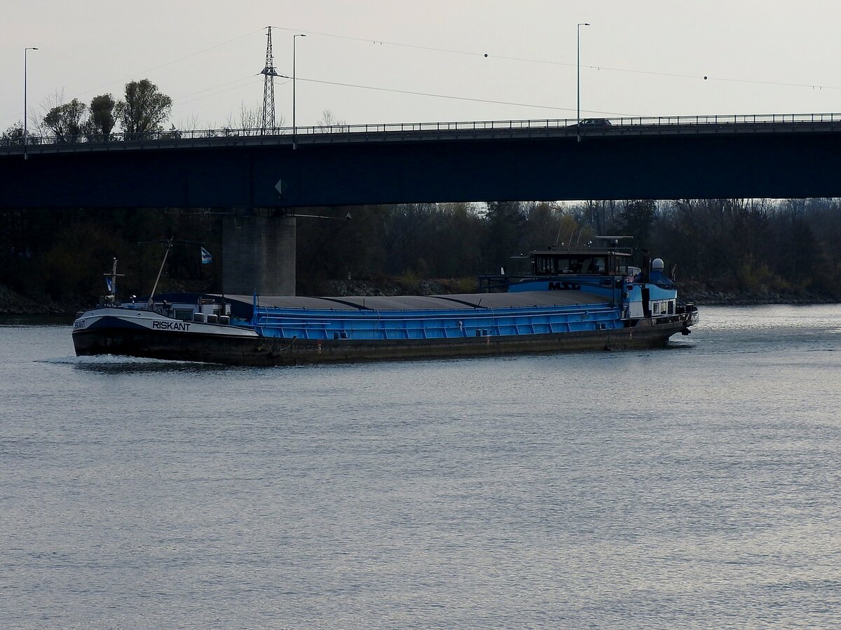 RISKANT(04033870 L=80m; B=9,06m; 1108To; 860PS; Bj1943)passierte die Donaubrücke bei Aschach(OÖ) Stromaufwärts; 211119