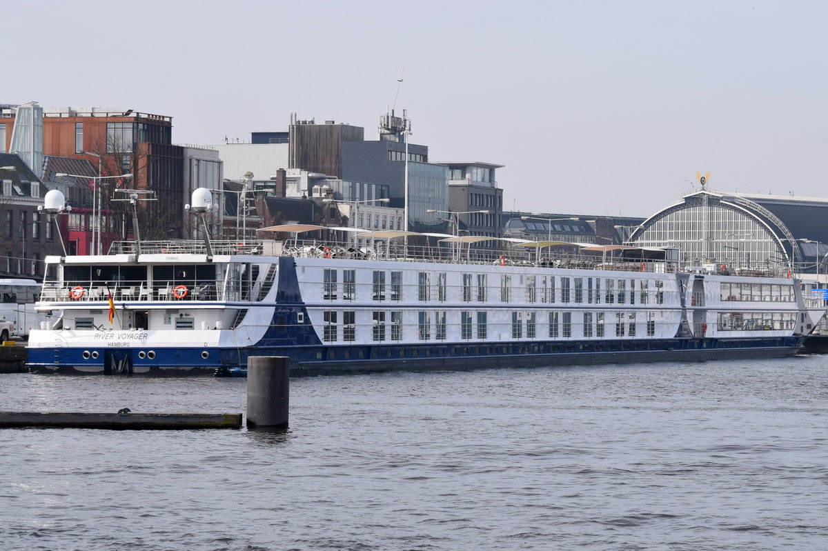 RIVER VOYAGER , Fluß-Kreuzfahrtschiff ,135 x 12 m ,Baujahr 2015 , 176 Passagiere , 13.03.2017 Amsterdamm