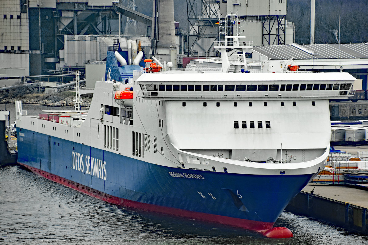 Ro-Pax-Fähre REGINA SEAWAYS (IMO 9458535) im Hafen von Kiel. Aufnahme vom 10.02.2016