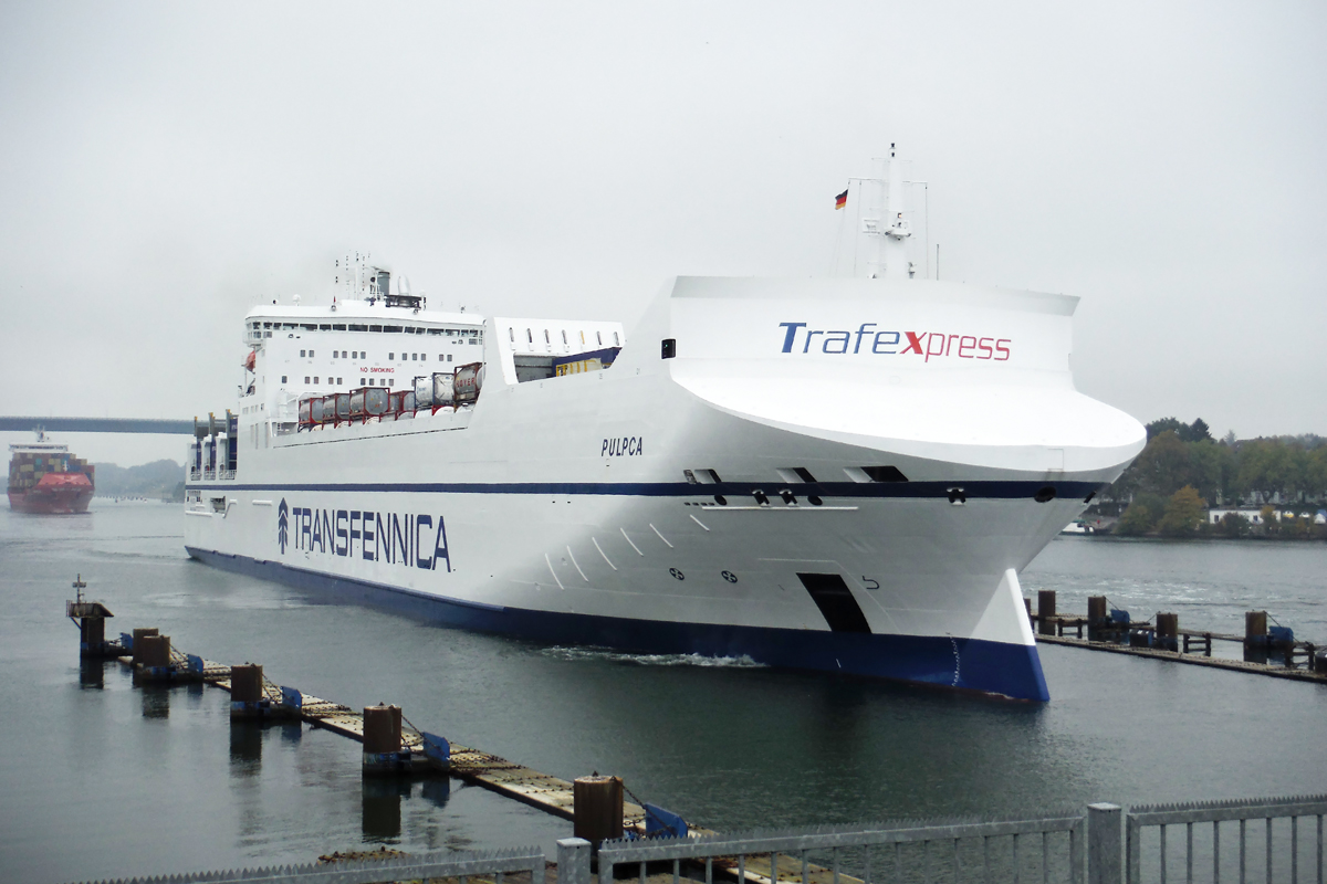 RO-RO Frachtschiff  PULPCA  im Nord-Ostsee Kanal fährt in die Schleuse Kiel-Holtenau ein 16.10.2016