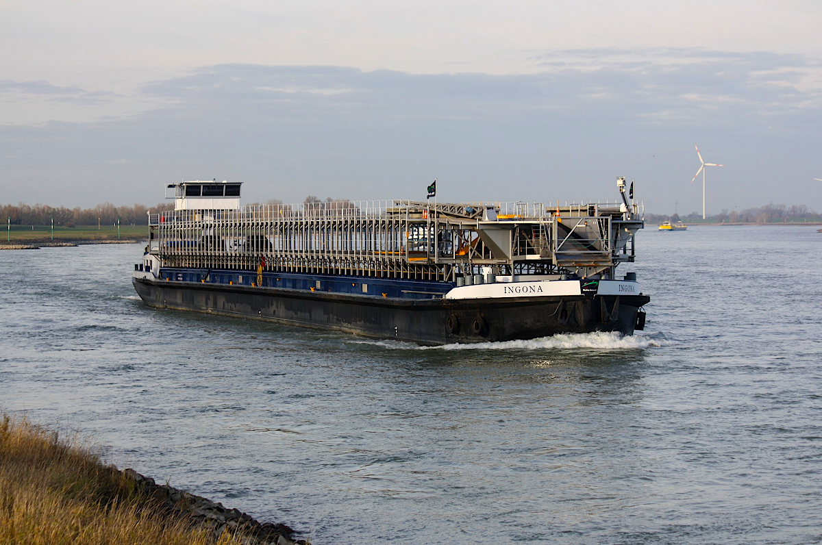 RO RO INGONA (ENI:02316588) L.110m B.12,59m T 644 Flagge Niederlande am 24.11.2020 auf dem Rhein in Xanten zu Berg.