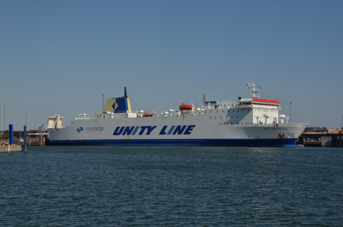 RO-RO-und Passagierschiff,,JAN SNIADECKI´´,IMO: 8604711, L: 155.19m, B: 21.58m,  Baujahr: 1988. Macht gerade im Hafen von Ystad fest. Am 22.07.2014 beobachtet. 