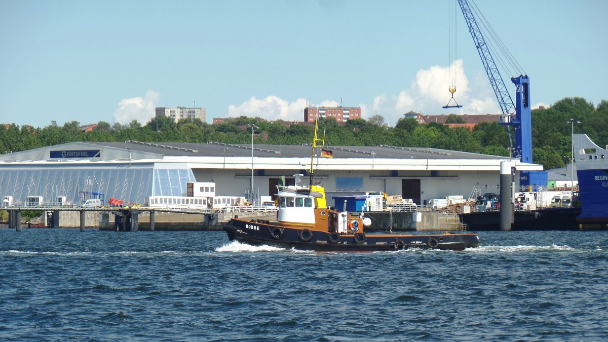 ROBBE am 25.6.2014 auf der Kieler Förde /
Schlepper / BRZ 46 / Lüa 16,69 m, B 5,42 m, Tg 2,7 m /  1 Diesel 147 kW (200PS), 10 kn / gebaut 1957 / Eigner: Norbert Körfer, Kiel /
