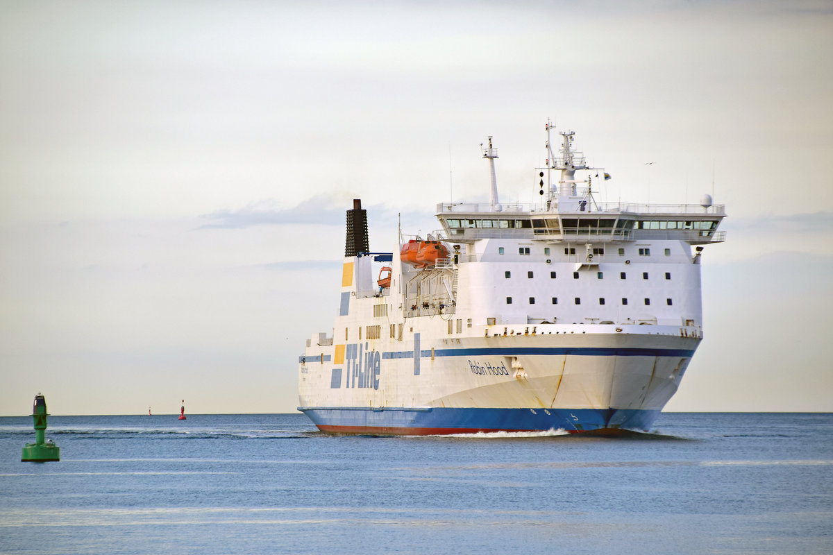 ROBIN HOOD (TT-Line) am Abend des 29.7.2017 in Lübeck-Travemünde einlaufend