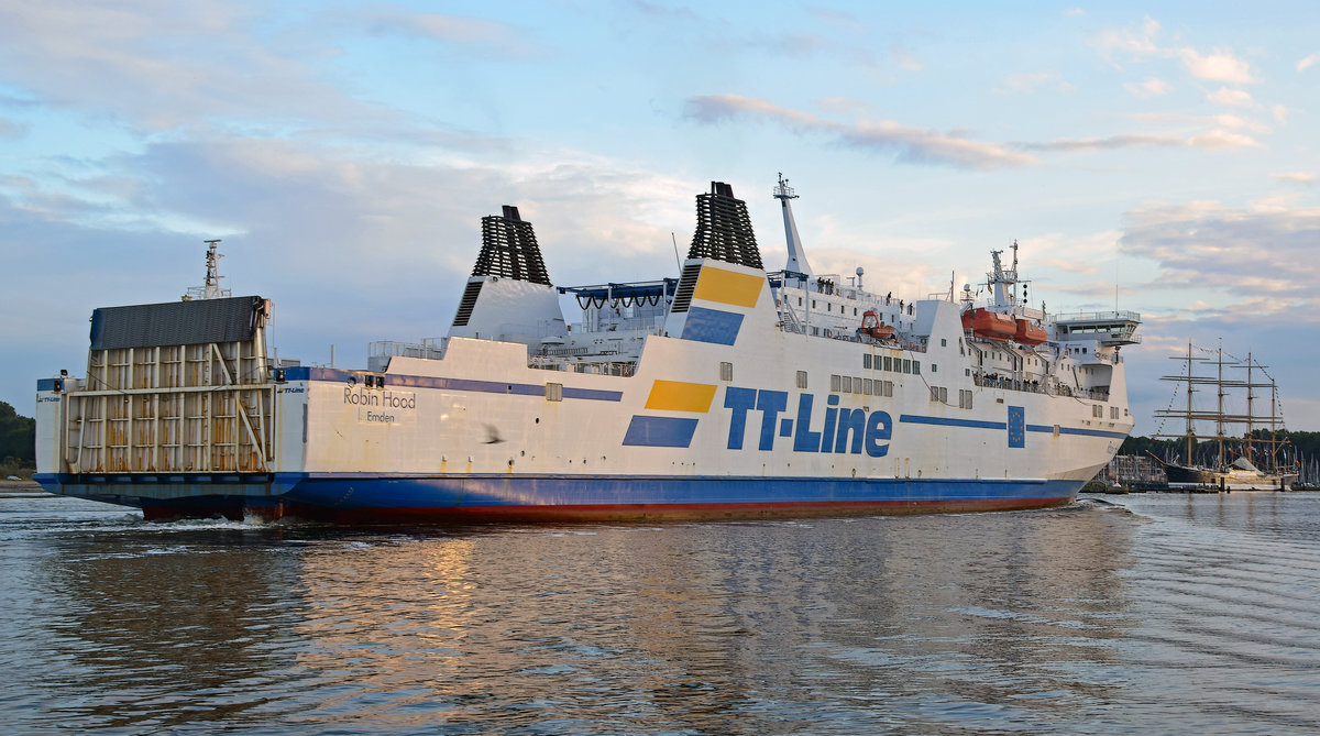 ROBIN HOOD (TT-Line) am Abend des 29.7.2017 in Lübeck-Travemünde einlaufend. Im Hintergrund ist die Viermastbark PASSAT erkennbar.