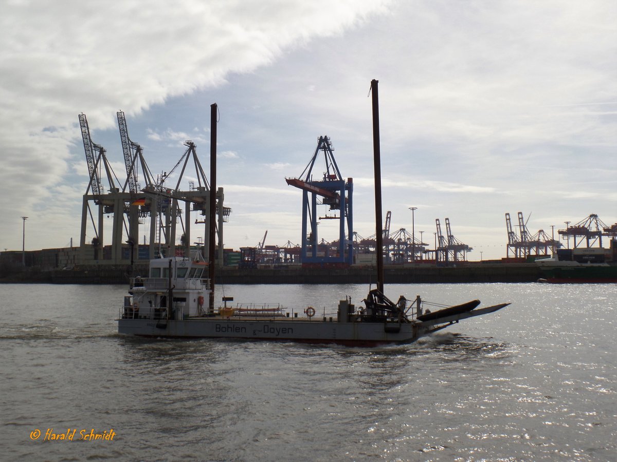 ROCHEN (IMO 8823006) am 13,6,2017 , Hamburg, Elbe Höhe Dockland /
selbstfahrender Arbeitsponton / GT 124 / Lüa 25,65 m, B 9,5 m, Tg 1,61 m / 1 Diesel, Cummins NT 855, 209 kW (272 PS), 1 Ruderpropeller, achtern / gebaut 1976 bei Schiffswerft Ravestein B.V. / Opijnen, NL / Eigner: Bohlen & Doyen GmbH, Wiesmoor /
