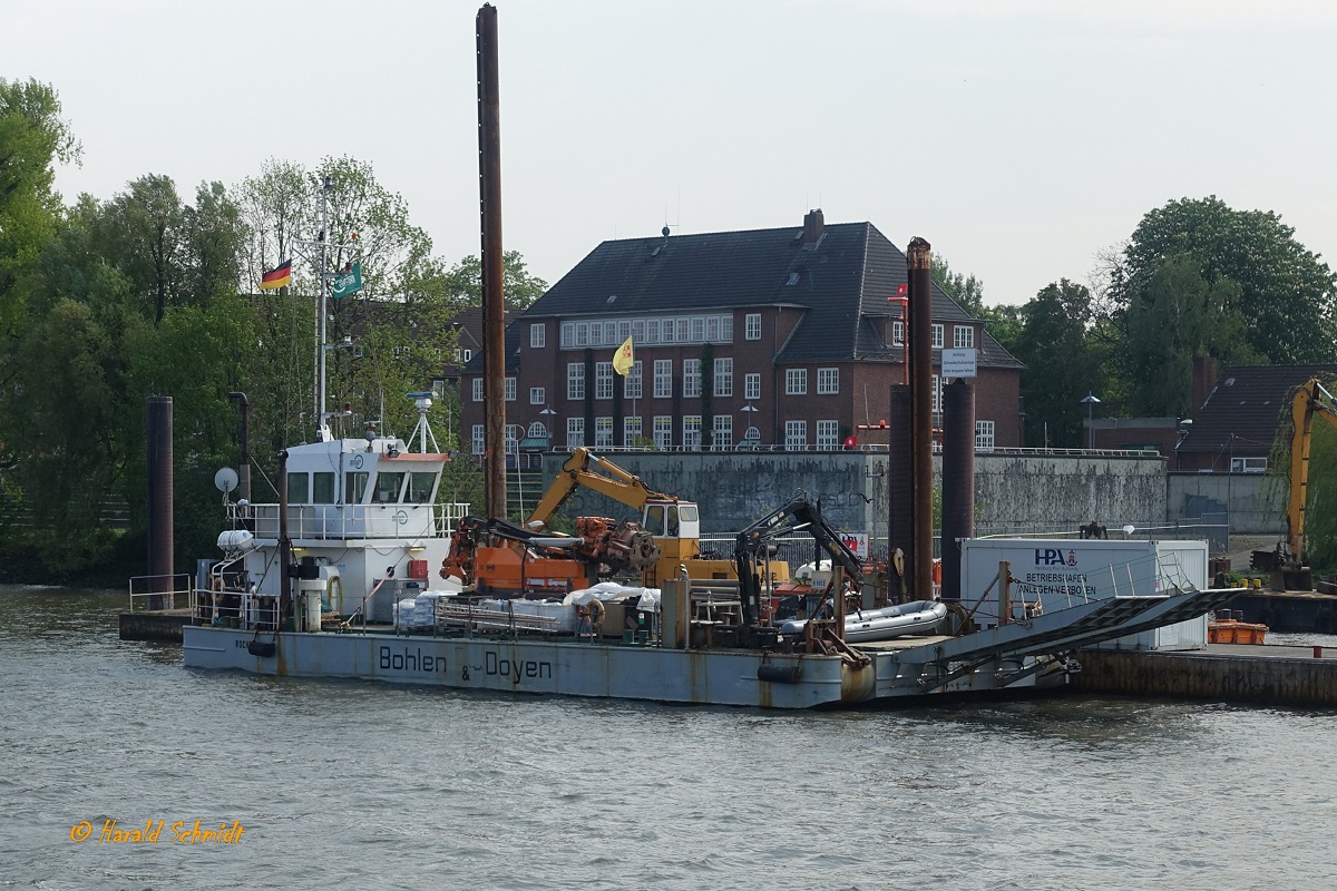 ROCHEN (IMO 8823006) am 30.4.2019 , Hamburg, Elbe Köhlfleet, HPA Tonnenhof Finkenwerder /  
selbstfahrender Arbeitsponton / GT 124 / Lüa 25,65 m, B 9,5 m, Tg 1,61 m / 1 Diesel, Cummins NT 855, 209 kW (272 PS), 1 Ruderpropeller, achtern / gebaut 1976 bei Schiffswerft Ravestein B.V. / Opijnen, NL / Eigner: Bohlen & Doyen GmbH, Wiesmoor /
