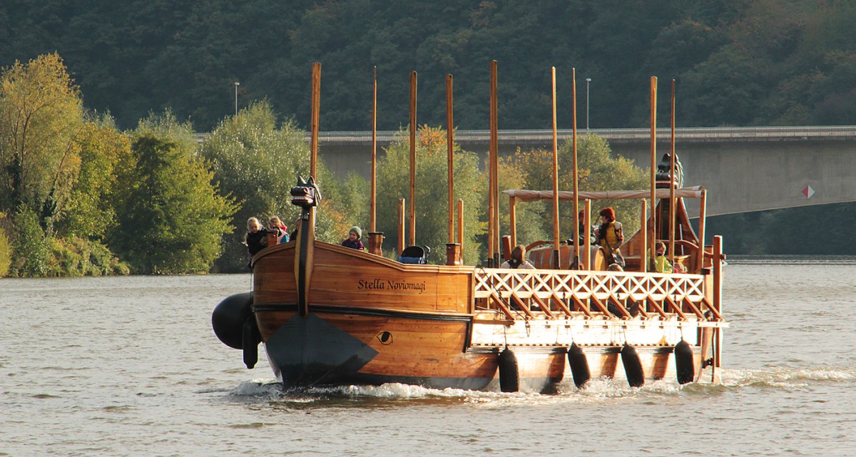 Römerschiff  Stella Noviomagi . Größter schwimmfähiger Nachbau eines Römerschiffes im deutschsprachigen Raum: Aufnahme vom 13.10.2013, Mosel bei der Mosel-Loreley. Das Schiff ist zu Hause in Neumagen-Dhron an der Mosel. Es hat 22 Ruder und zwei 55 PS starke Dieselmotoren. 
Das Schiff kann von Gruppen gechartert und selbst gerudert werden.

Breite 4,20 m,
Breite mit Riemen 10 m,
Länge 17,95 m,
Höhe 3,90 m,
Tiefgang 0,6 - 0,8 m ,
Leergewicht 14 to,
Rumpfgeschwindigkeit 18 km/h.