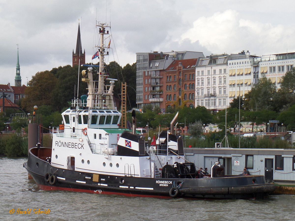 RÖNNEBECK (IMO 7612620) am 26.9.2016, Hamburg, Elbe Schlepperponton St. Pauli /
Jetzt mit neuem Namen, frischer Farbe und Heimathafen „Bremen“ am Heck (siehe auch ID 46903 von Helmut Seger) /
Ex-Namen: HERKULES (5) (Hapag-Lloyd) bis 02.1990; TS HERKULES bis 05.1994; GLADSTONE bis 05.2007; SMIT GLADSTONE, 05. - 10.2007 / 
Schlepper / BRZ 256 / Lüa 30,76 m, B 8,84 m, Tg 4,5 m / 2 Diesel, MaK 8M331AK, ges. 1664 kW (2400 PS), 2 VSP 26G, 12,2 kn, Pfahlzug 34 t / gebaut 1977 bei Neue Jadewerft Wilhelmshaven / 
Beim Vergleich der Reedereiangaben stelle ich immer wieder – z.T. erhebliche – Unterschiede fest.