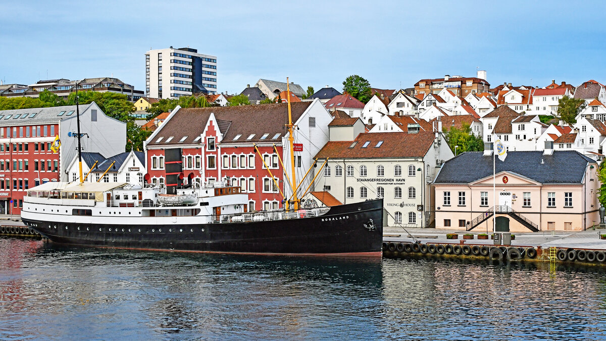 ROGALAND, ein denkmalgeschütztes norwegisches Passagierschiff im Hafen von Stavanger / Norwegen. Aufnahme vom 05.09.2022