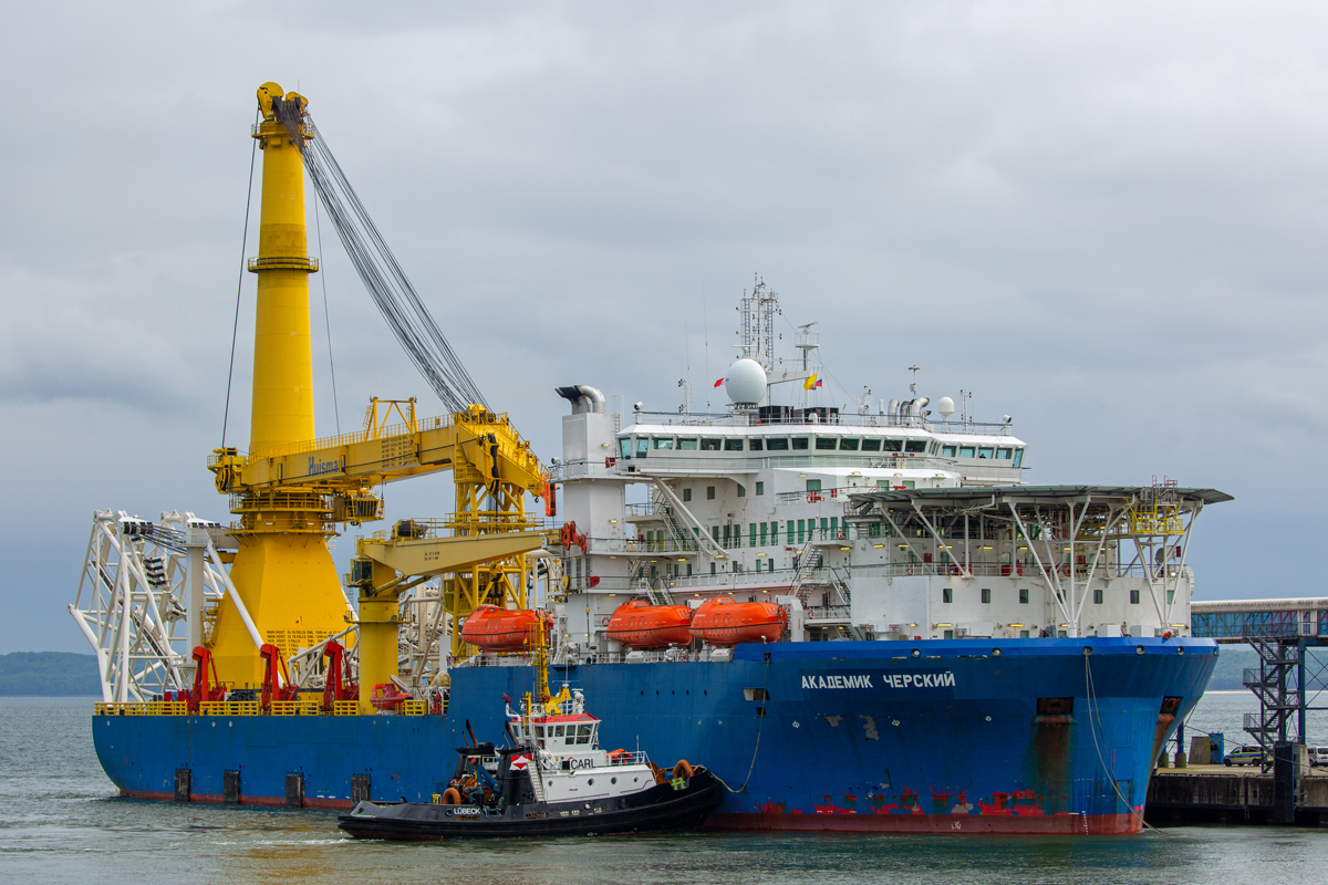 Rohrleger AKADEMIK CHERSKIY (IMO 8770261) soll eingesetzt werden für den Abschluss  der  Pipeline „Nord Stream 2“, hier anlegend im Hafen von Mukran mit Hilfe des Schleppers „Carl“ (IMO 9112739). - 12.05.2020
