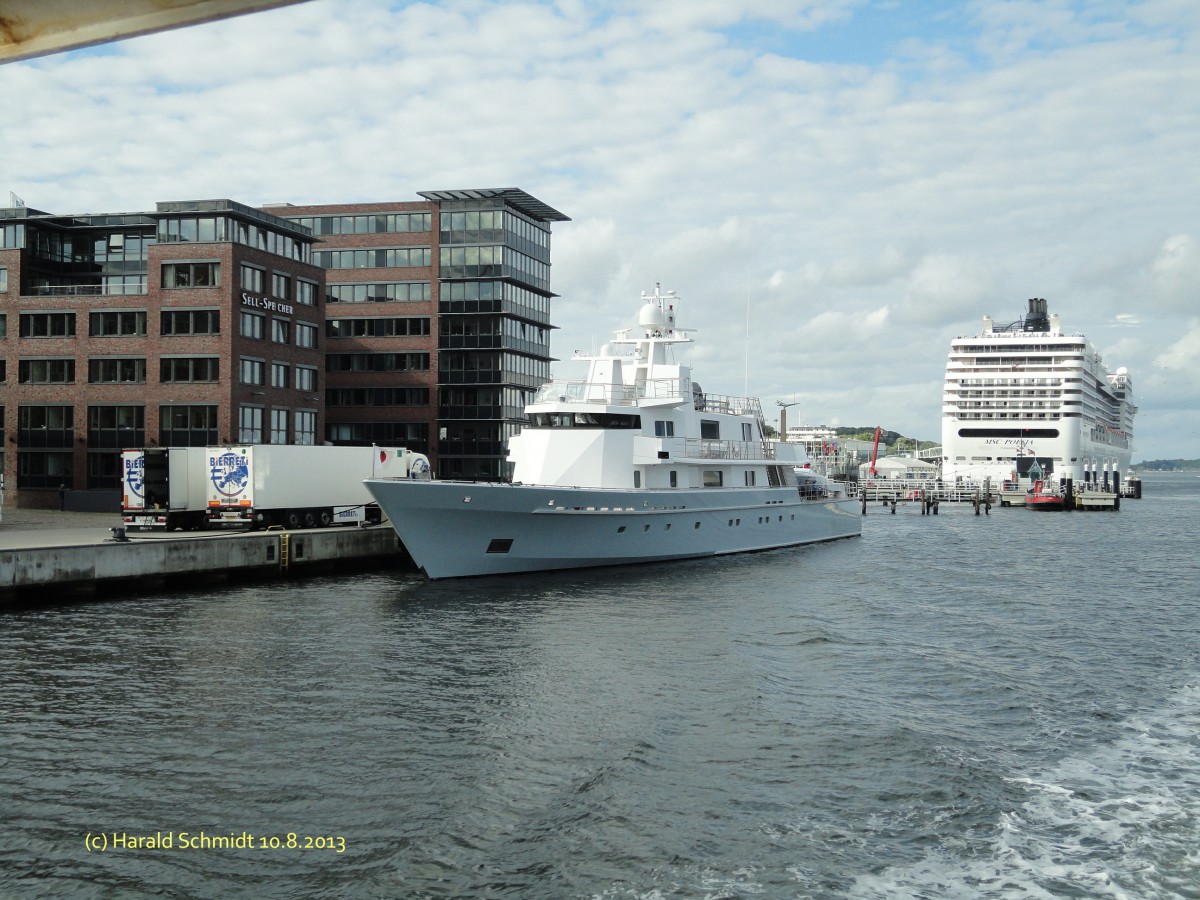 RONIN (IMO 9302704) am 10.8.2013 im Kieler Hafen /
ex EZANAMI /
Luxusjacht / BRZ / La 58,5 m, B 9,5 m, Tg 5,4 m / 2 MTU-Diesel, ges. 8.825 kW (12.000 PS), max. 35 kn, Reisegeschwindigkeit: 18 kn,  Reichweite: 3700 nm bei 18 kn / 10 Fahrg., 14 crew / 1993 bei Lrssen. 2006 refit / Flagge: Cayman Island / 
