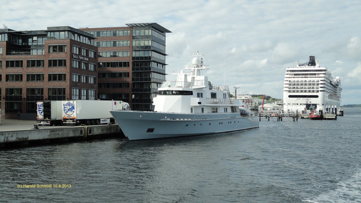 RONIN (IMO 9302704) am 10.8.2013 im Kieler Hafen /
ex EZANAMI /
Luxusjacht / BRZ / La 58,5 m, B 9,5 m, Tg 5,4 m / 2 MTU-Diesel, ges. 8.825 kW (12.000 PS), max. 35 kn, Reisegeschwindigkeit: 18 kn,  Reichweite: 3700 nm bei 18 kn / 10 Fahrg., 14 crew / 1993 bei Lrssen. 2006 refit / Flagge: Cayman Island / 
