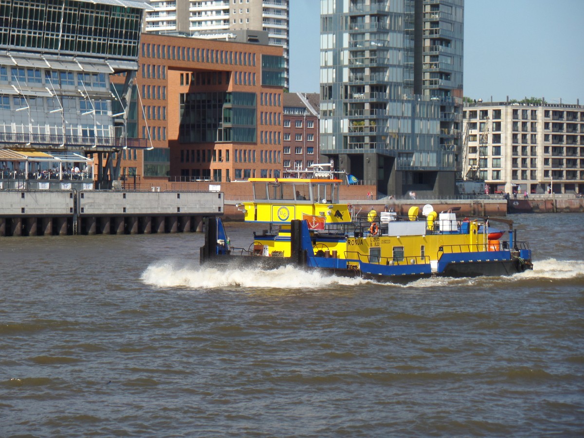 RONJA (ENI 05802220) am 6.6.2015, Hamburg, Elbe Höhe Altona / 
Ex-Name: SCH 2613 / 
Schubschiff / Lüa 25,33 m, B 8,22 m, Tg 1,13 m / 2 Diesel, Volvo, ges. 550 kW (750 PS) / gebaut 1969 bei VEB Yachtwerft, Berlin-Köpenick /

