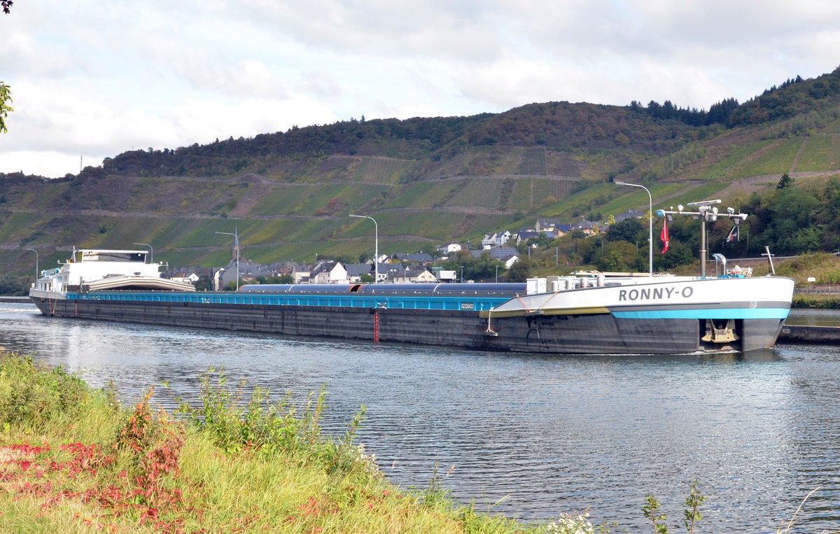 Ronny-O Binnen-Frachtschiff auf der Mosel hat gerade die Schleuse bei Sankt Aldegund am 13.10.16. verlassen